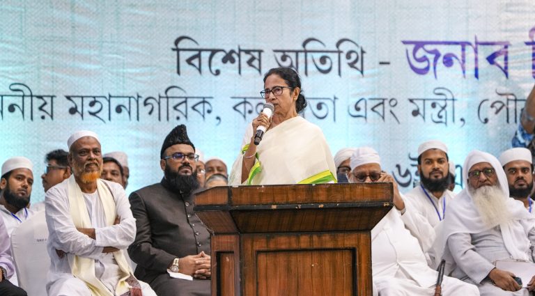 Mamta Banerjee: ‘भाजपा बंगाल में ध्रुवीकरण करना चाहती है ताकि हमारी सरकार चली जाए’ मौलवियों से मुलाकात के बाद ममता बनर्जी बोलीं- वे आएंगे तो आपका खाना भी बंद देंगे