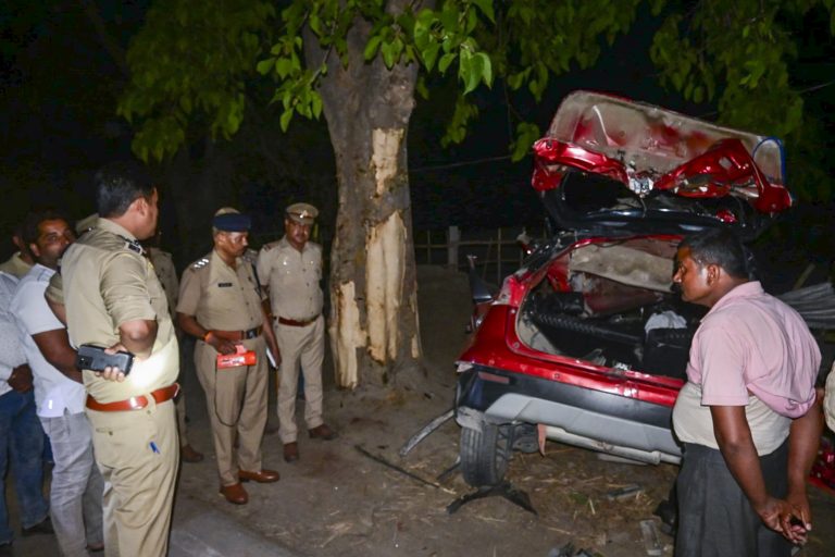 UP के कुशीनगर में भीषण सड़क हादसा, शादी समारोह में जा रही कार पेड़ से टकराई, 6 बारातियों की मौत, 2 घायल