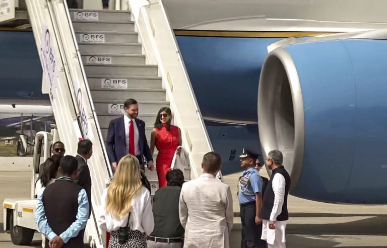 JD Vance India Visit: अमेरिका के उपराष्ट्रपति जेडी वेंस परिवार के साथ दिल्ली पहुंचे, केंद्रीय मंत्री अश्विनी वैष्णव ने किया स्वागत