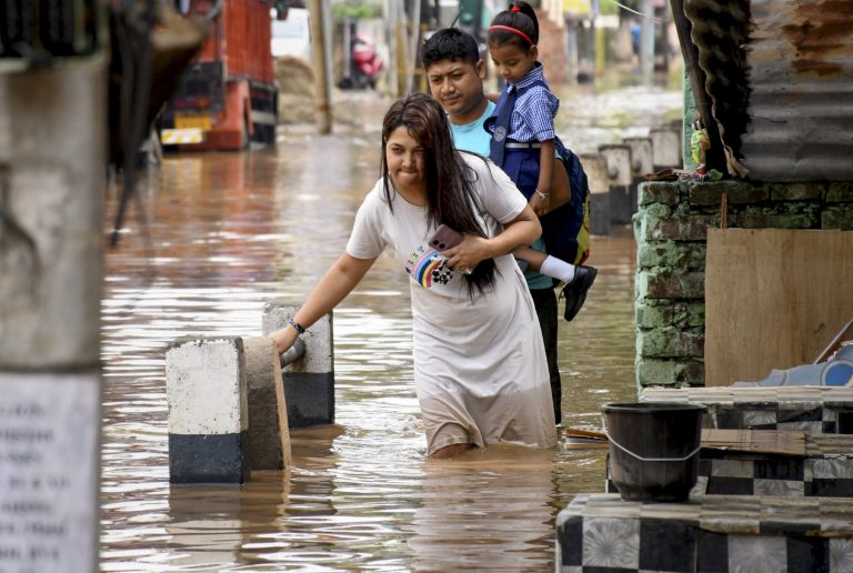 Heavy Rain in Guwahati: असम के गुवाहाटी में भारी बारिश से बिगड़े हालात, कई इलाके जलमग्न, बिजली भी रही गुल