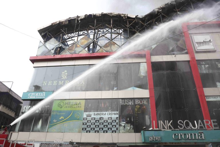 Mumbai Fire: मुंबई में इलेक्ट्रॉनिक सामान के शोरूम की इमारत में लगी भीषण आग, 12 दमकल की गाड़ियां मौके पर
