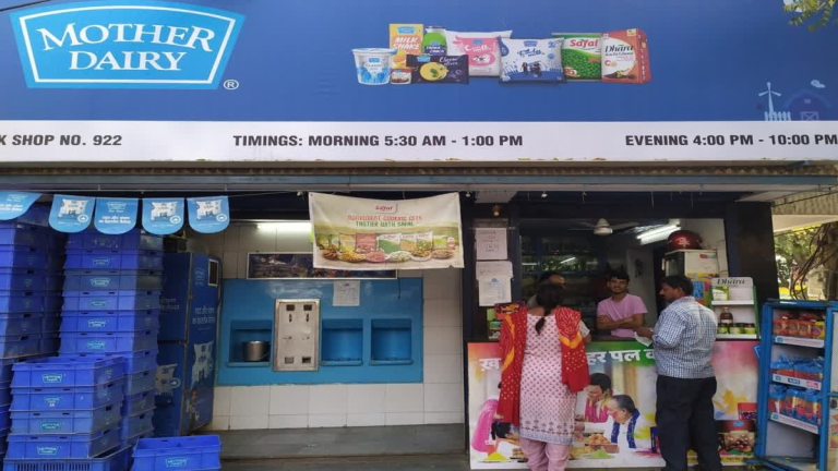 Milk Price: आम आदमी को महंगाई का झटका, मदर डेयरी ने दूध के दाम में 2 रुपये प्रति लीटर तक का किया इजाफा, यहां जानें नया रेट