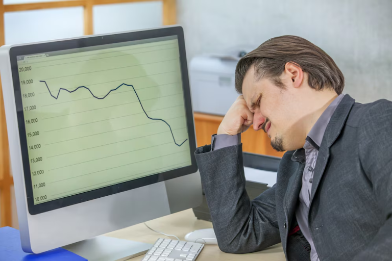 Stock Market Crash: शेयर बाजार खुलते ही धड़ाम, Sensex 3,939 अंक फिसला, निफ्टी 21,743 पर, जानें क्या है गिरावट की वजह ?