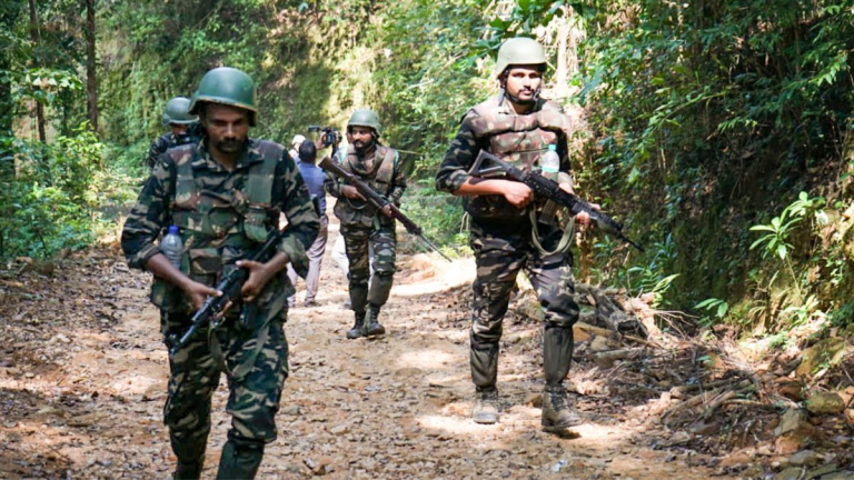 Jharkhand Naxal Encounter: झारखंड में सुरक्षा बलों के साथ मुठभेड़ में 8 नक्सली ढेर, 1 करोड़ का इनामी विवेक भी मारा गया