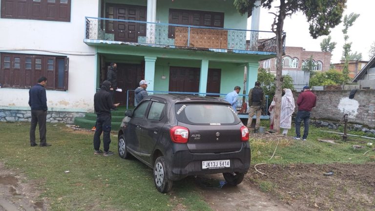 Jammu Kashmir News: जम्मू-कश्मीर पुलिस की काउंटर इंटेलिजेंस विंग ने की छापेमारी, आतंकी गतिविधियों के मामलों में विभिन्न स्थानों पर ली तलाशी