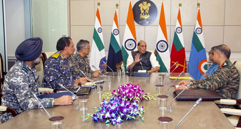 India Pakistan War Live Updates: रक्षा मंत्री राजनाथ सिंह ने ली बड़ी बैठक, CDS, तीनों सेना प्रमुखों के साथ की सुरक्षा स्थिति की समीक्षा