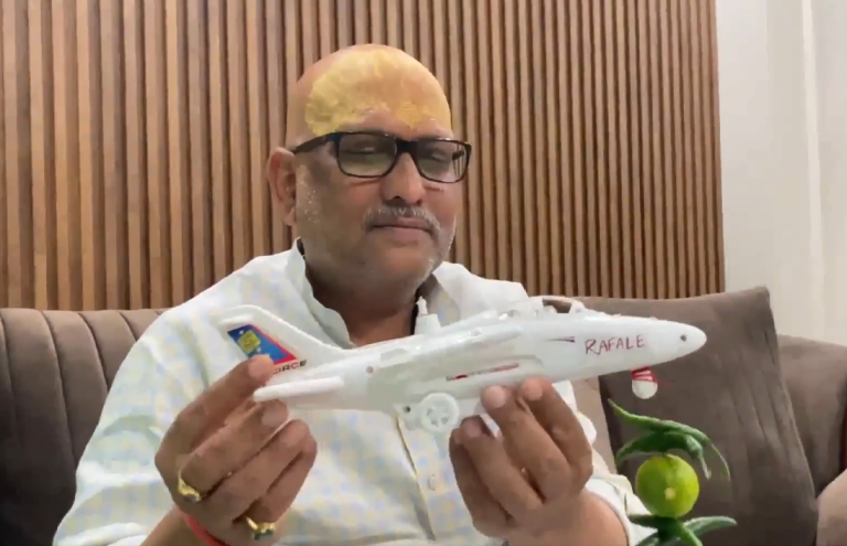 Ajay Rai: राफेल पर बंधी नींबू-मिर्च कब हटाएगी सरकार ? अजय राय के बयान पर मचा बवाल, BJP बोली- शर्मनाक और राष्ट्रविरोधी
