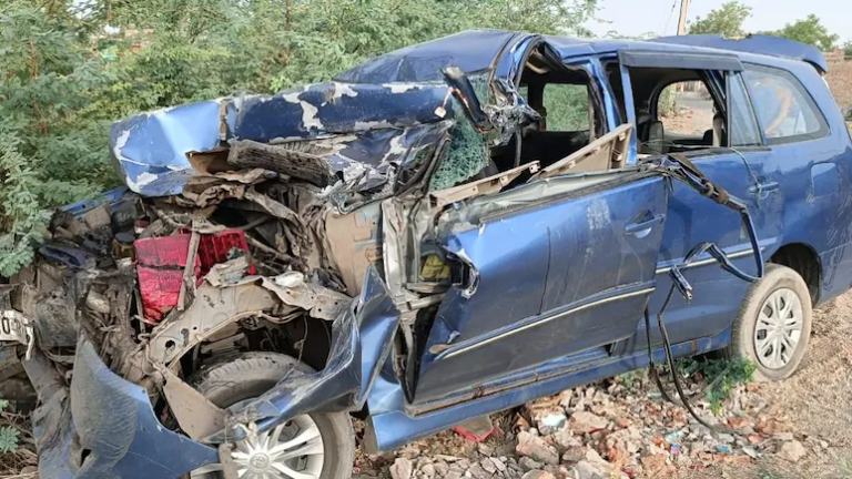 Rajasthan Accident: राजस्थान के पाली में बड़ा सड़क हादसा, खड़े ट्रैलर से टकराई कार, एक ही परिवार के 4 लोगों की मौत, 3 घायल