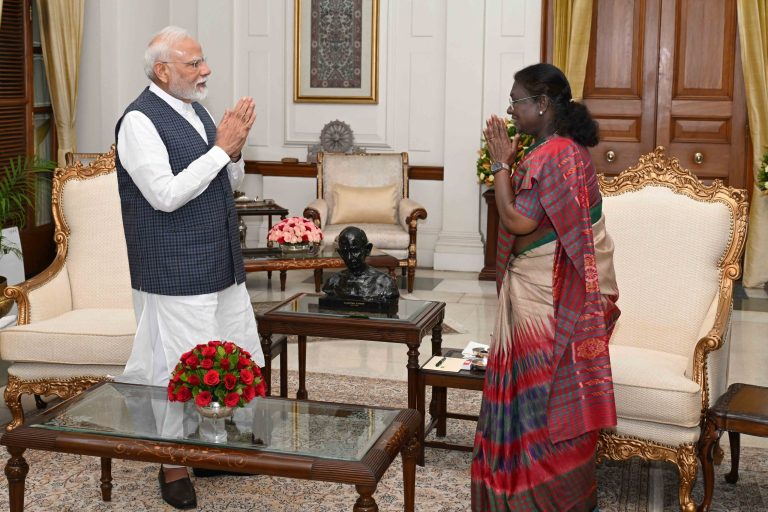 Operation Sindoor: प्रधानमंत्री नरेंद्र मोदी ने राष्ट्रपति मुर्मू से की मुलाकात, ‘ऑपरेशन सिंदूर’ के बारे में दी जानकारी