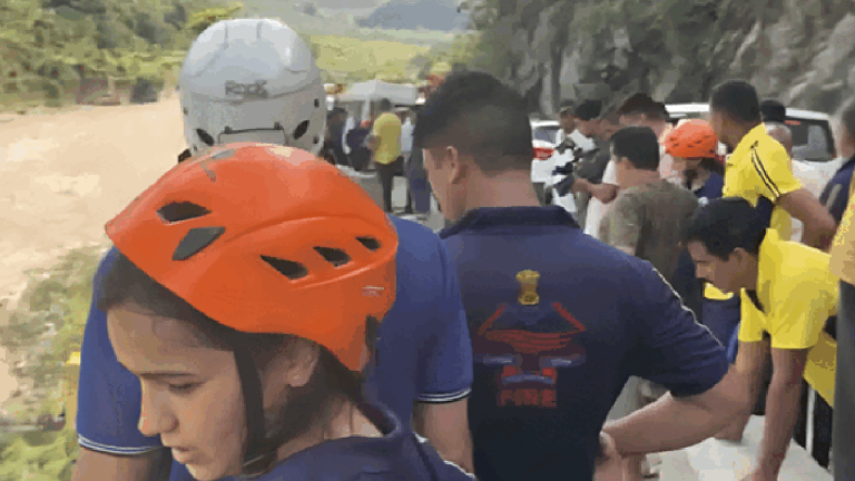 Uttarakhand News : बद्रीनाथ हाइवे पर बड़ा हादसा, अलकनंदा में जा रही मिनी बस, 2 की मौत और 10 लापता