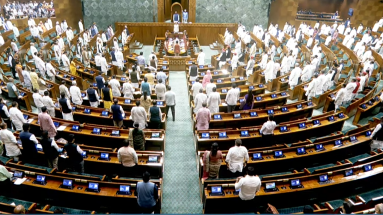 Parliament Session: लोकसभा और राज्यसभा में विपक्ष का हंगामा, दोनों सदनों में कार्यवाही स्थगित