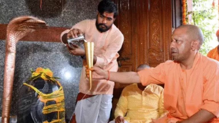 UP News : सीएम योगी आदित्यनाथ ने मानसरोवर मंदिर में किया रुद्राभिषेक, शिवभक्तों पर हेलीकॉप्टर से बरसे फूल