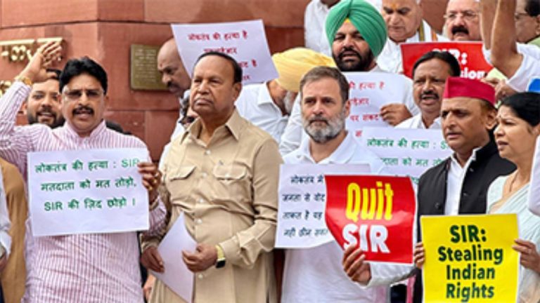 Parliament Monsoon Session : सांसदों की तख्तियों और नारेबाजी से भड़के स्पीकर ओम बिरला, कहा- कांग्रेस में संस्कार नहीं रहे