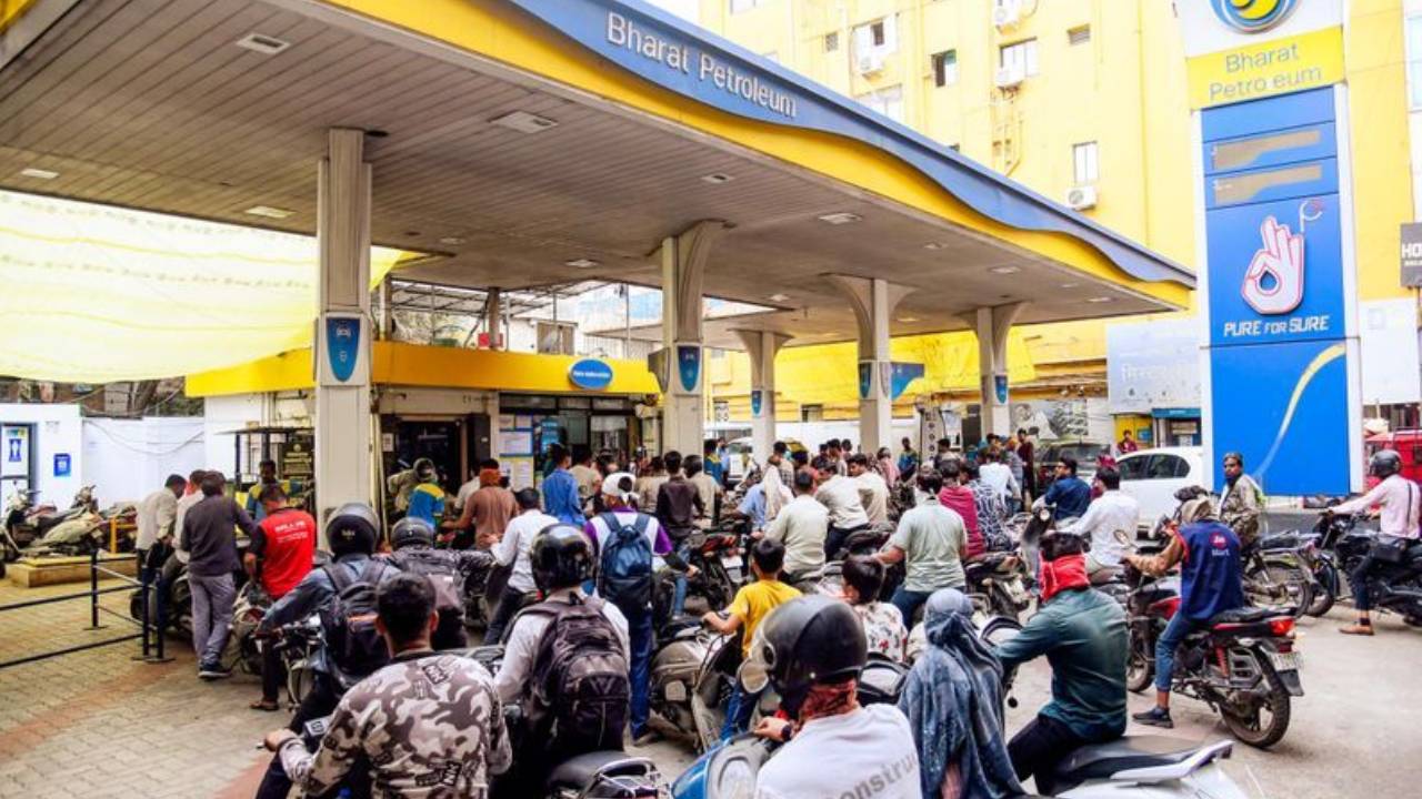 India Fuel Supply Update : देश में पेट्रोल-डीजल की कोई कमी नहीं, सरकार की लोगों से अफवाहों पर ध्यान न देने की अपील India Fuel Supply Update : देश में पेट्रोल-डीजल की कोई कमी नहीं, सरकार की लोगों से अफवाहों पर ध्यान न देने की अपील