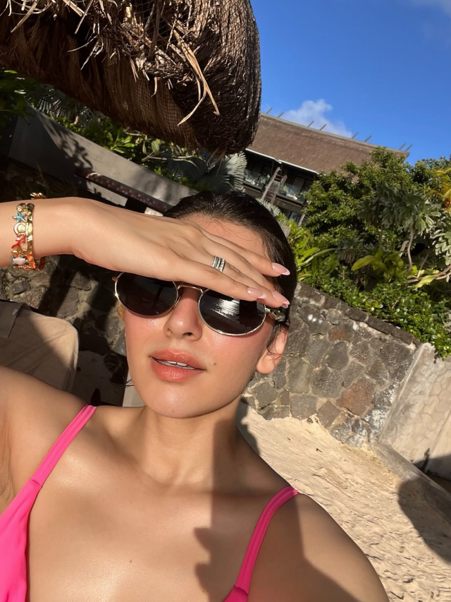 तलाक के बाद हंसिका मोटवानी का नया अवतार, मॉरीशस में पिंक बिकिनी लुक ने बढ़ाया इंटरनेट का पारा