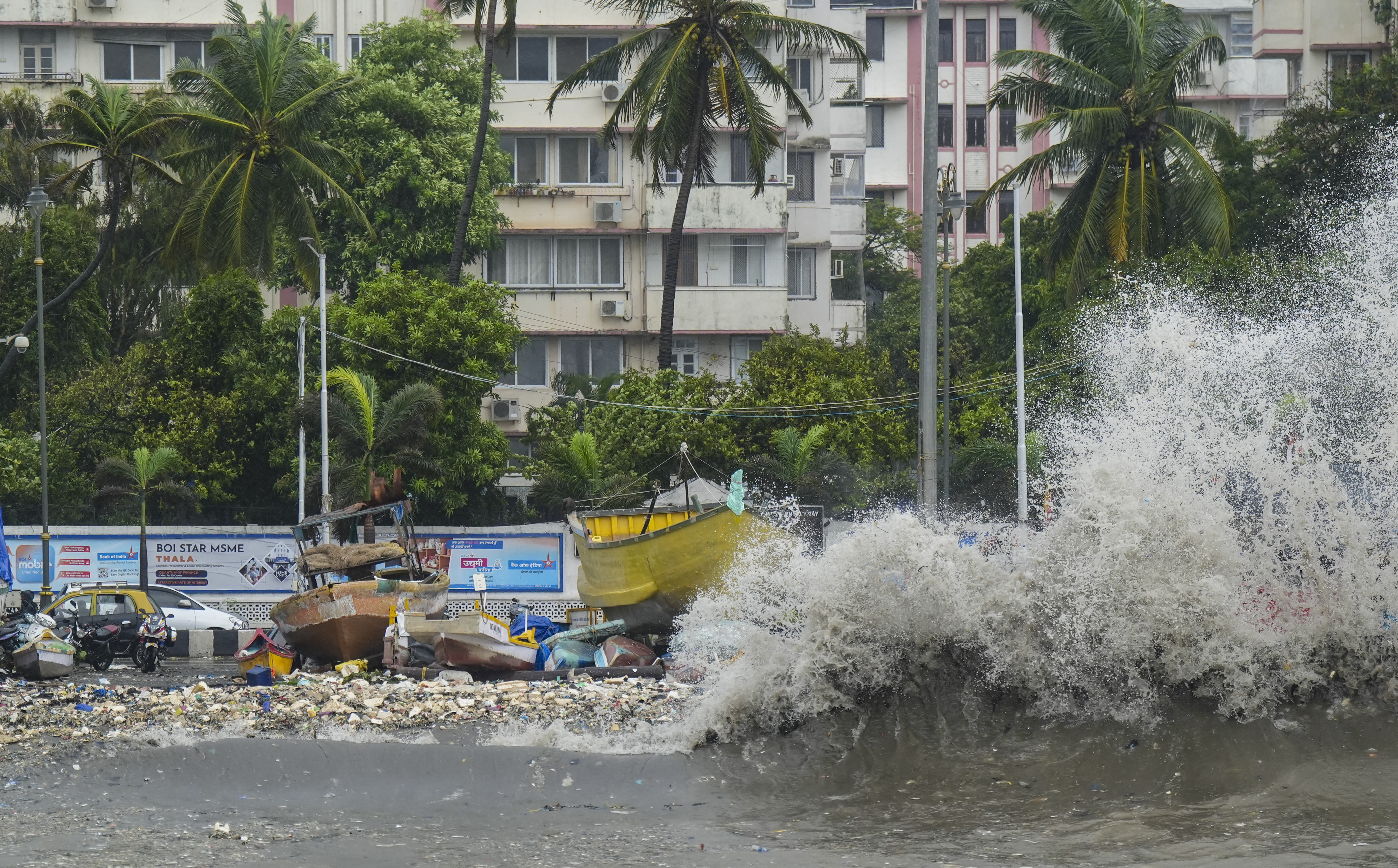 Mumbai Rains: मुंबई समेत महाराष्ट्र में बारिश का कहर, नासिक में बादल फटने का अलर्ट, स्कूल-कॉलेज बंद