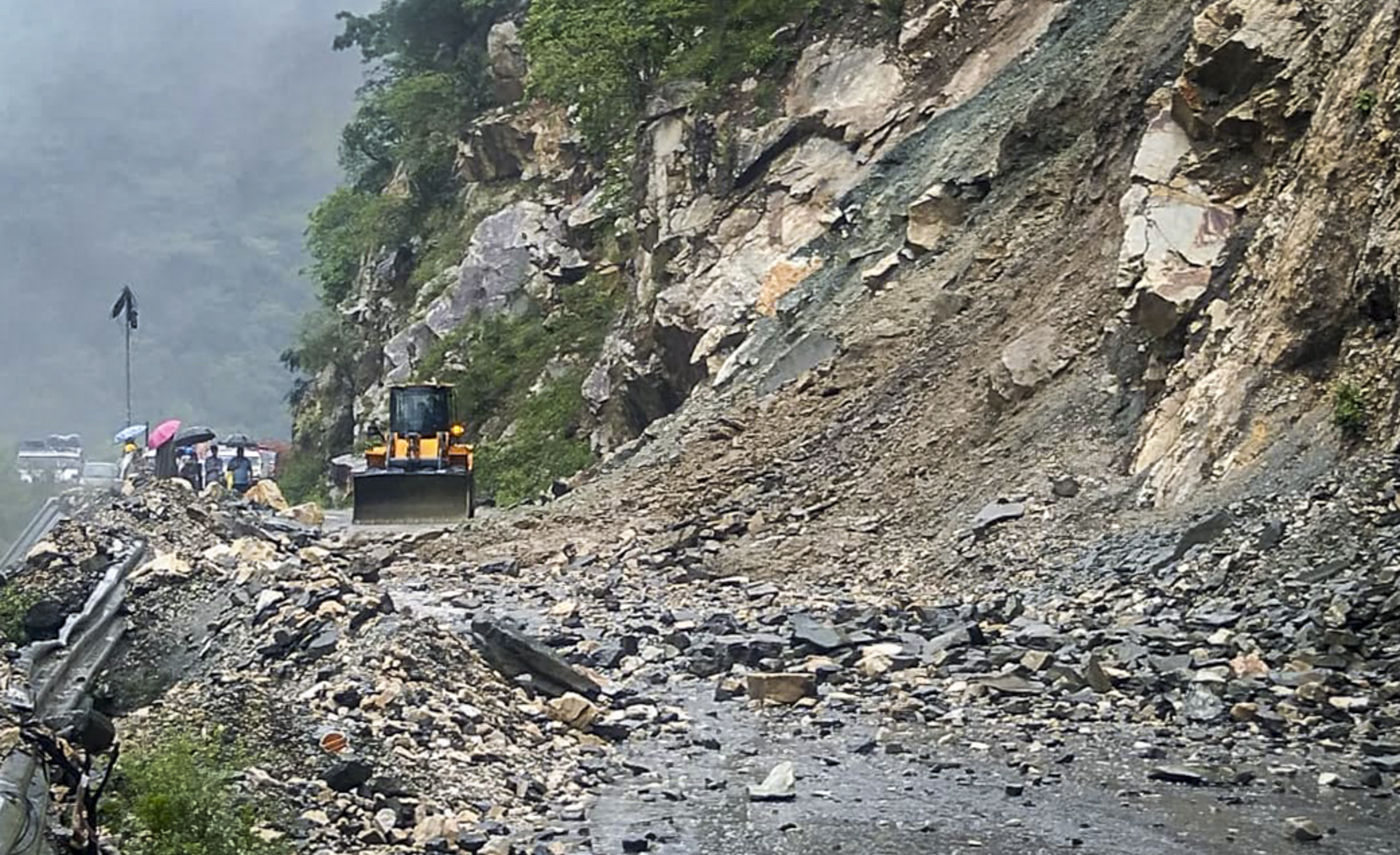 बारिश ने बढ़ाई लोगों की मुसीबत, उत्तराखंड में लैंडस्लाइड, यूपी में 10 लोगों मौत, राजस्थान के धौलपुर में मकान ढहा