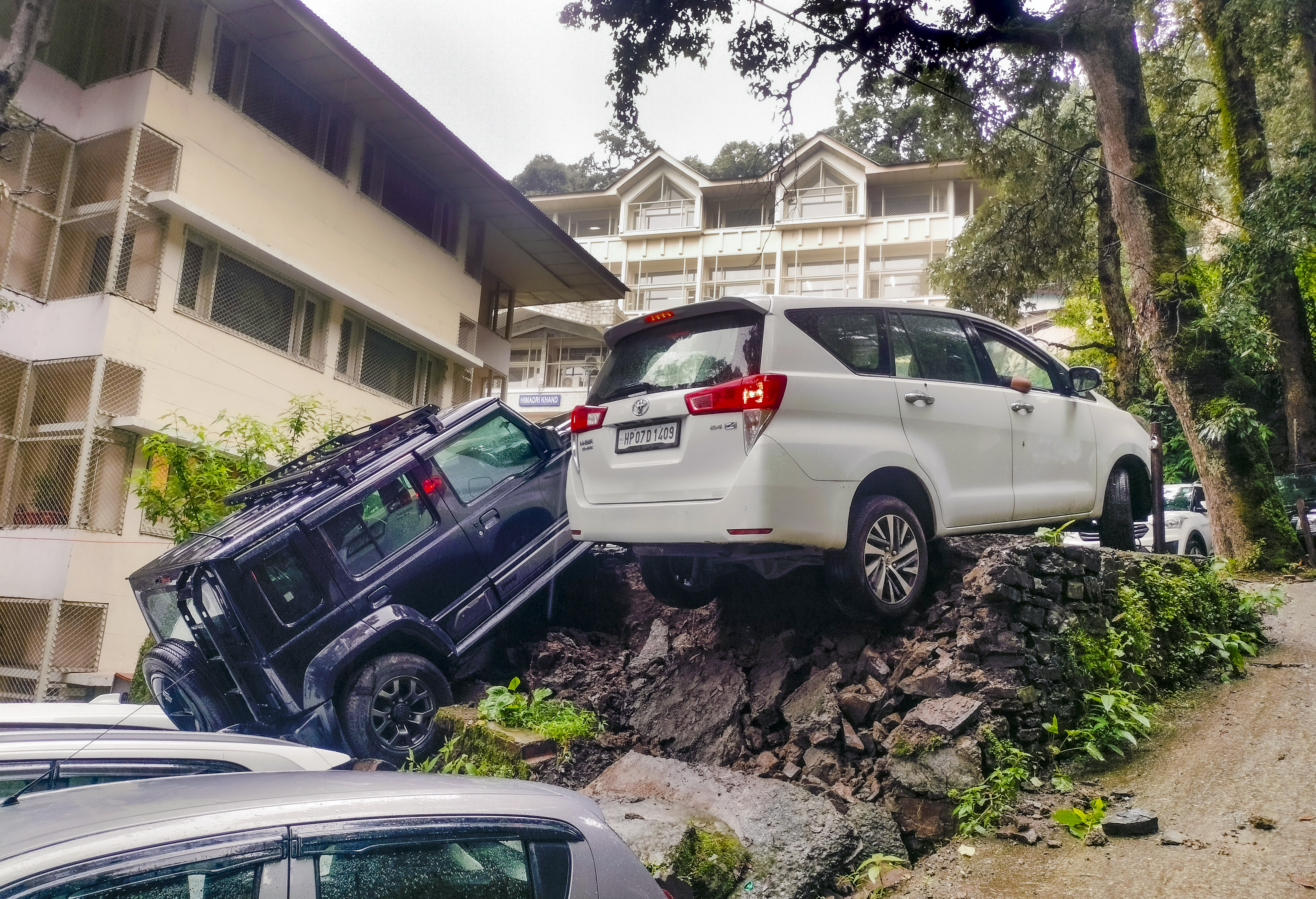 बारिश ने बढ़ाई लोगों की मुसीबत, उत्तराखंड में लैंडस्लाइड, यूपी में 10 लोगों मौत, राजस्थान के धौलपुर में मकान ढहा