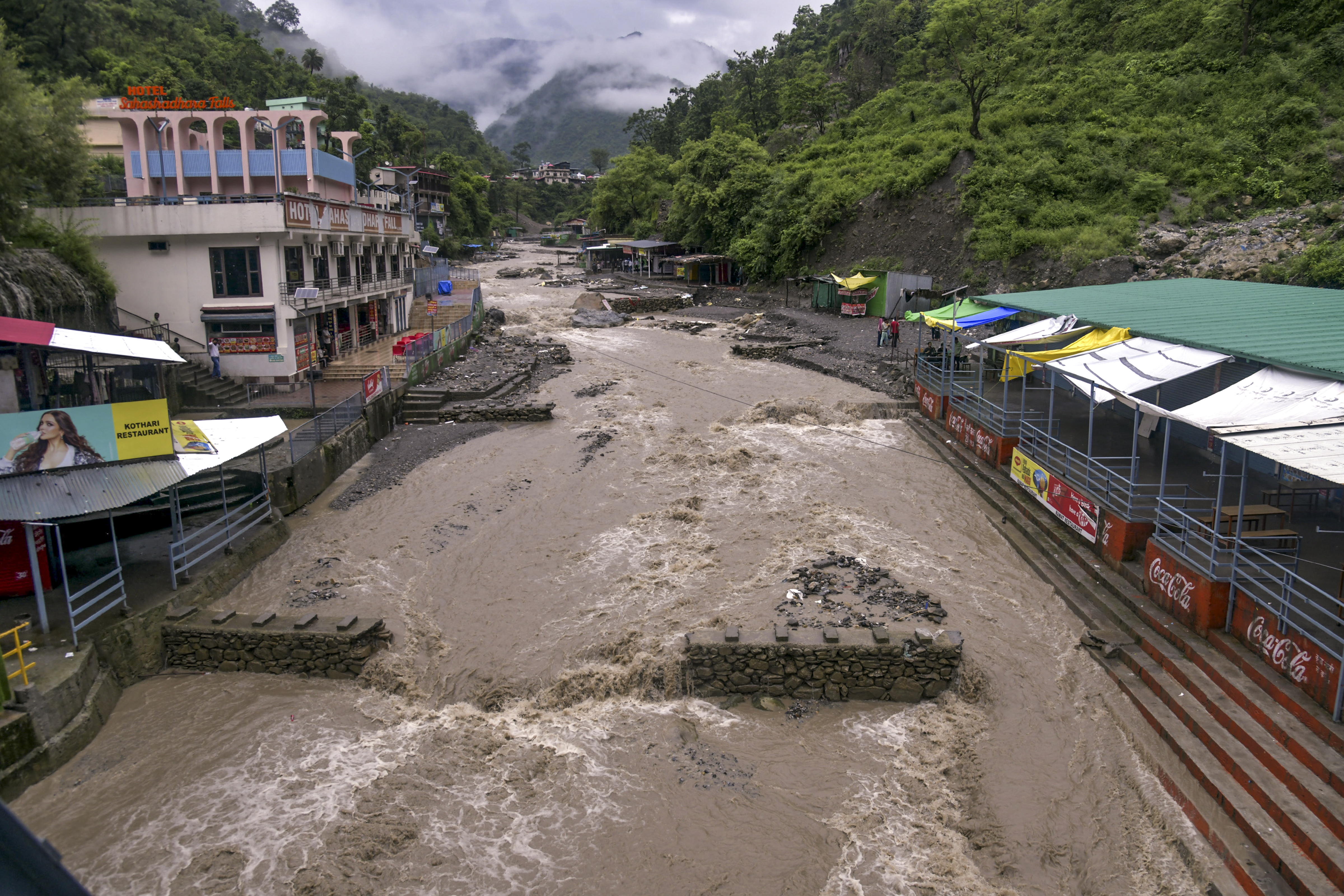 बारिश ने बढ़ाई लोगों की मुसीबत, उत्तराखंड में लैंडस्लाइड, यूपी में 10 लोगों मौत, राजस्थान के धौलपुर में मकान ढहा