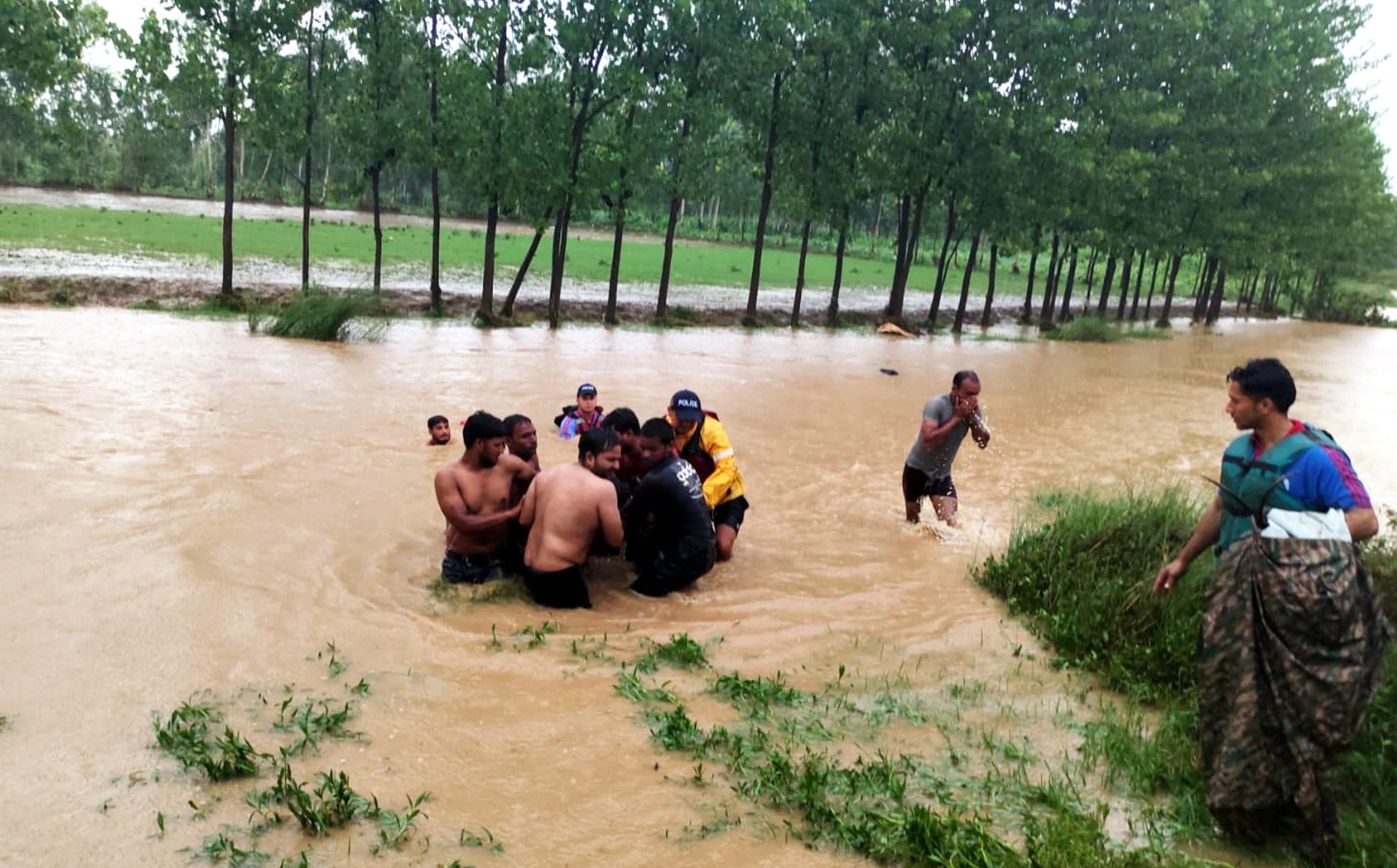 बारिश ने बढ़ाई लोगों की मुसीबत, उत्तराखंड में लैंडस्लाइड, यूपी में 10 लोगों मौत, राजस्थान के धौलपुर में मकान ढहा