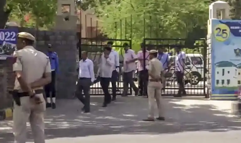 Delhi-NCR : स्कूलों में बम की धमकी मामले में दिल्ली पुलिस का आया बड़ा बयान,वायरल व्हाट्सएप मैसेज को लेकर कही बड़ी बात, जानिएं क्या कहा ?