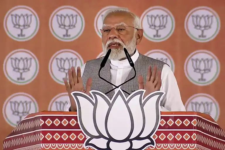 PM Modi In Gujarat : ‘शहजादे को प्रधानमंत्री बनाने के लिए उतावला है पाकिस्तान’,वोट जिहाद पर पीएम मोदी ने कांग्रेस पर साधा निशाना,कांग्रेस से मांगी ये गारंटी,जानें बड़ी बातें