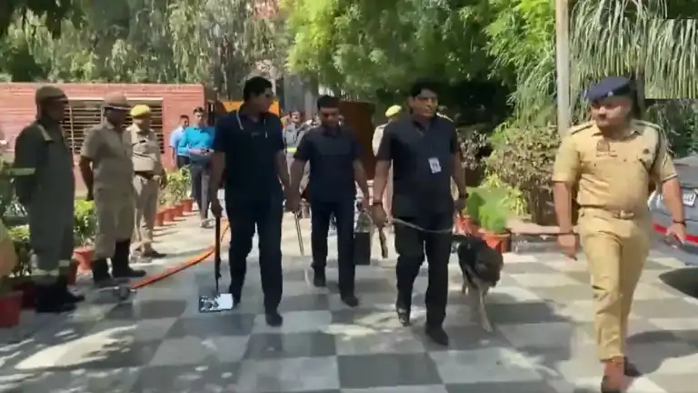 Delhi Bomb Threat : स्कूलों को बम की धमकी मामले में दिल्ली पुलिस की FIR से सामने आई ये बातें, ‘दहशत फैलाना,सार्वजनिक व्यवस्था बिगाड़ना था मकसद”,जानें पूरा अपडेट