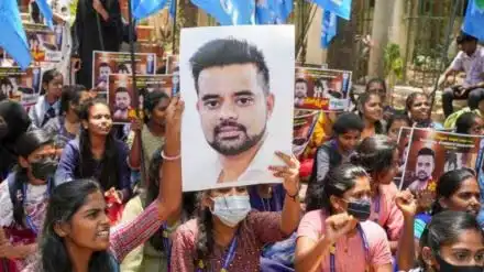 Prajwal Revanna sex scandal Case : प्रज्वल रेवन्ना की बढ़ी मुश्किलें,सरकार ने लुकआउट नोटिस किया जारी,SIT का अतिरिक्त समय देने से किया इनकार,पढ़ें पूरी खबर