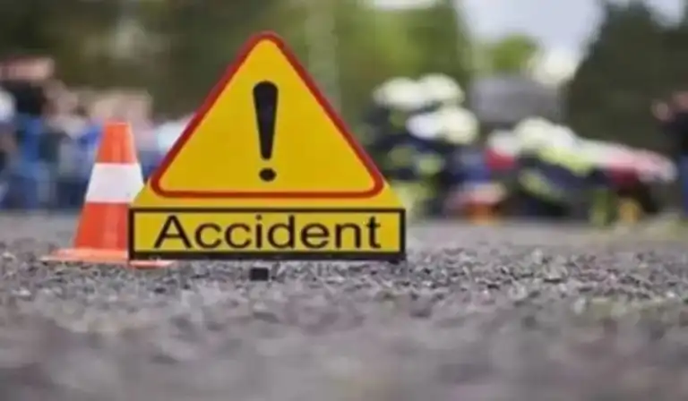 Accident News : गुजरात के पाटन में बड़ा सड़क हादसा,बस-ट्रक की भिड़ंत,4 लोगों की मौत, दो घायल