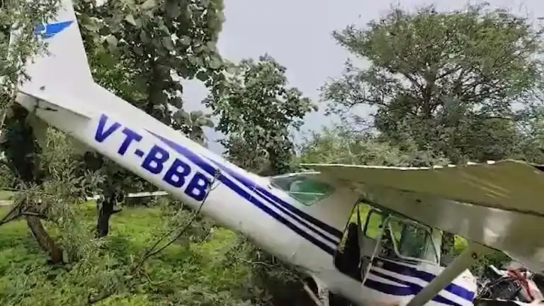 Guna Plane Crash: मध्य प्रदेश के गुना में प्रशिक्षण विमान दुर्घटनाग्रस्त, 2 पायलट घायल, उड़ान के 40 मिनट बाद इंजन फेल