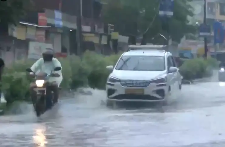 Heavy Rain In Rajasthan: जयपुर समेत कई जिलों में सुबह से हो रही तेज बारिश, कई इलाके जलमग्न, स्कूलों में छुट्टी, आज इन जिलों में बारिश का अलर्ट