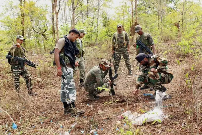Encounter In Telangana: तेलंगाना में पुलिस मुठभेड़ में 6 माओवादी ढेर, 2 कमांडो घायल, हथियार बरामद