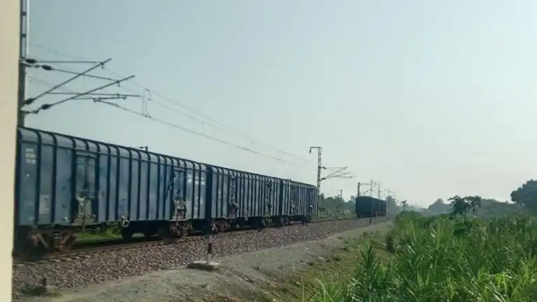Up News: उत्तर प्रदेश के गोंडा में बड़ा हादसा टला, तकनीकी कारण से दो हिस्सों में बंट गई मालगाड़ी