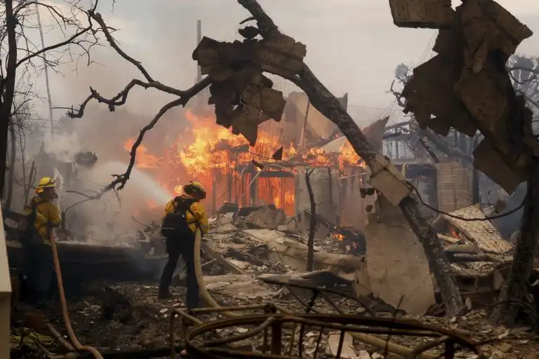 Los Angeles Wildfire: लॉस एंजिलिस में बेकाबू हुई आग, 5 लोगों की मौत, 1 लाख लोगों को सुरक्षित स्थानों पर जाने का आदेश