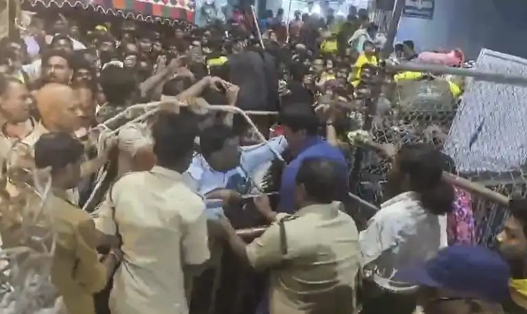 Tirupati Temple Stampede: आंध्र प्रदेश सरकार ने किया मुआवजे का ऐलान, मृतकों के परिवार को मिलेंगे 25 लाख रुपये