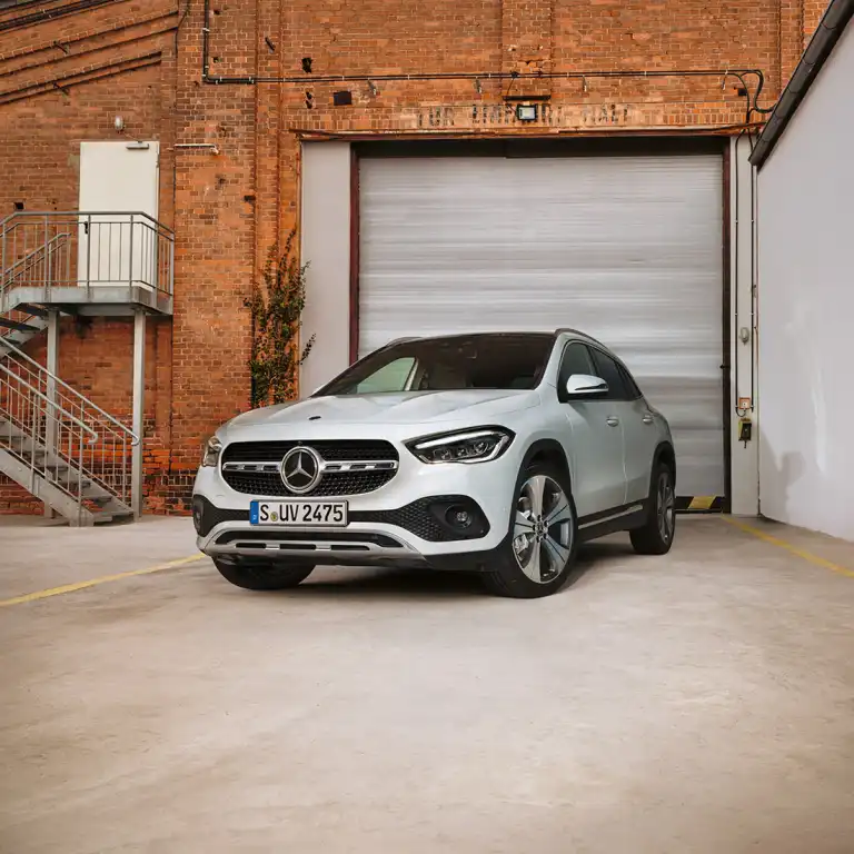 Mercedes Benz Sales: मर्सिडीज ने 2024 में भारत में बेची रिकॉर्ड कारें, 2025 में उतारेगी 8 नए मॉडल