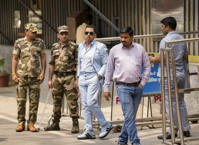 Robert Vadra appears before ED on day 2